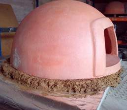 Foto con el cascar&oacute;n encima del barro refractario