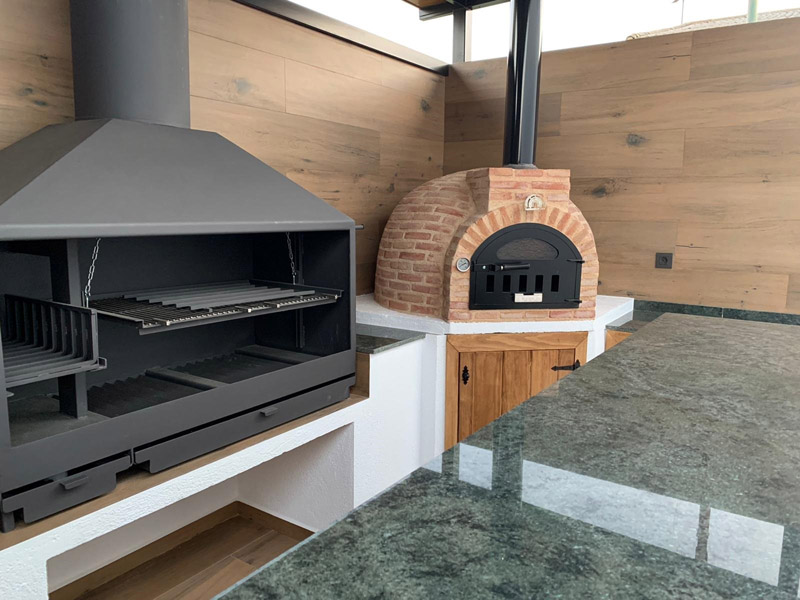 Imagen de instalaci&oacute;n de horno de le&ntilde;a con barbacoa