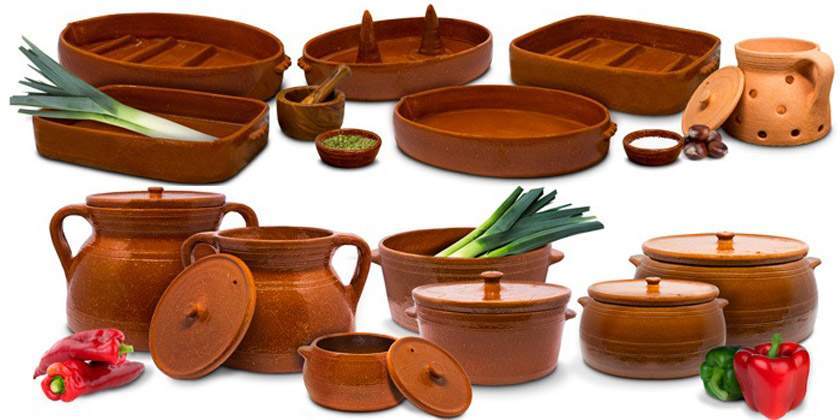 Foto con cazuelas asadores y pucheros de barro