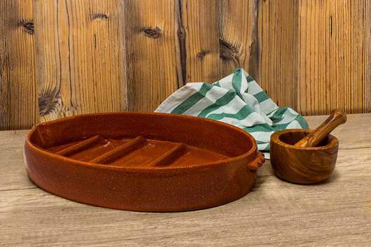 Asador de barro con estrias en el fondo para asar cochinillo