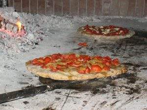 Pizzas hechas en horno de le&ntilde;a