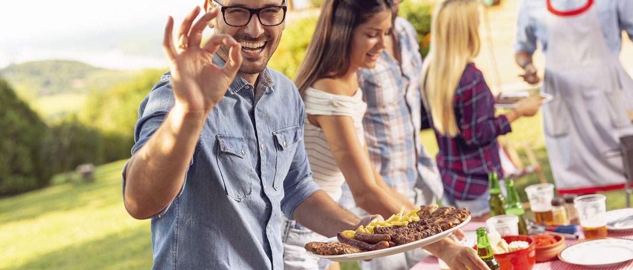 Banner con personas disfrutando de comida hecha en horno de le&ntilde;a